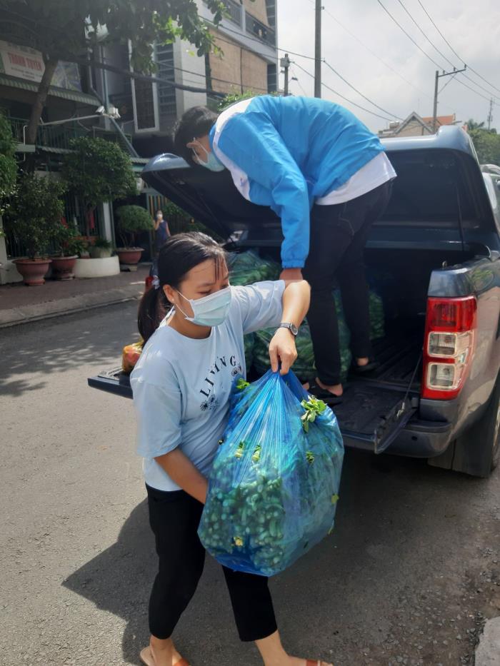 Tặng rau cho người dân ở P.Phước Long A và các UBND phường Phước Bình, Phước Long B (ngày 29/08/2021)